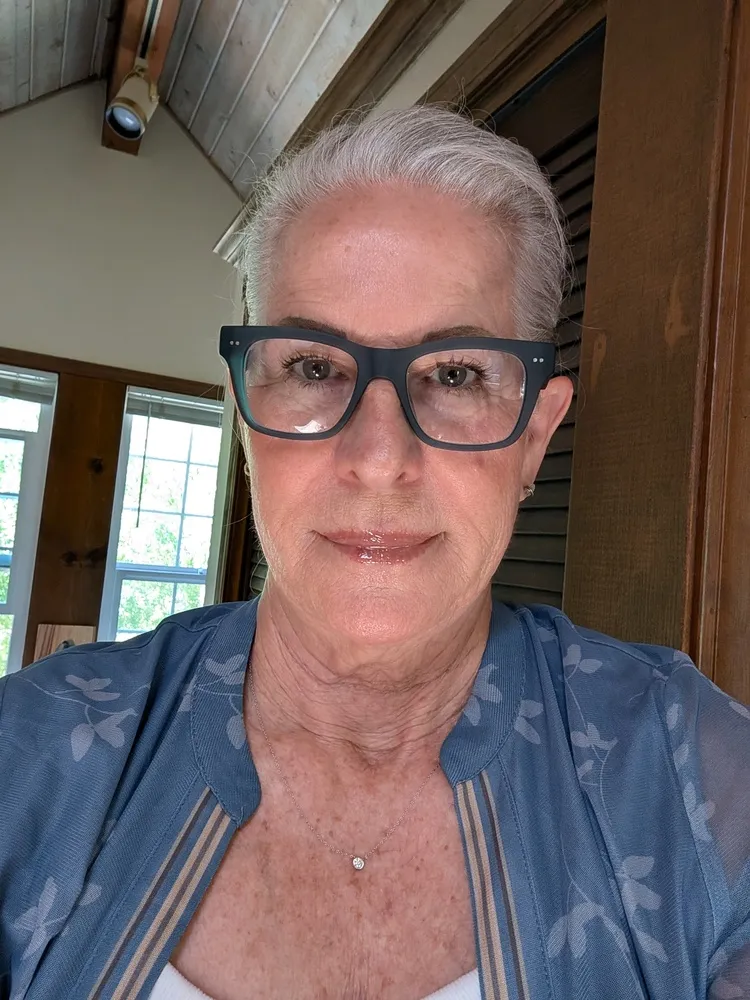 Arlee wearing LOOK OPTIC Cosmo readers with dark square frames
