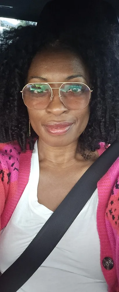 Bianca wearing LOOK OPTIC Muse readers in the car