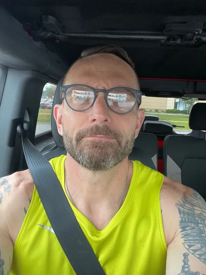 Bruce wearing LOOK OPTIC Abbey progressives in the car