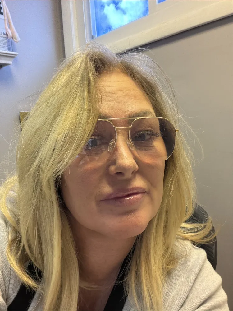 Christine wearing LOOK OPTIC Muse readers indoors