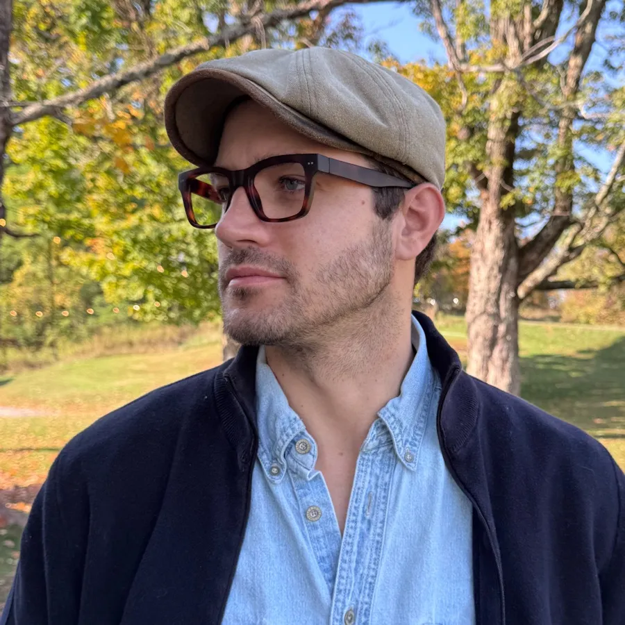 Customer wearing LOOK OPTIC Cosmo readers