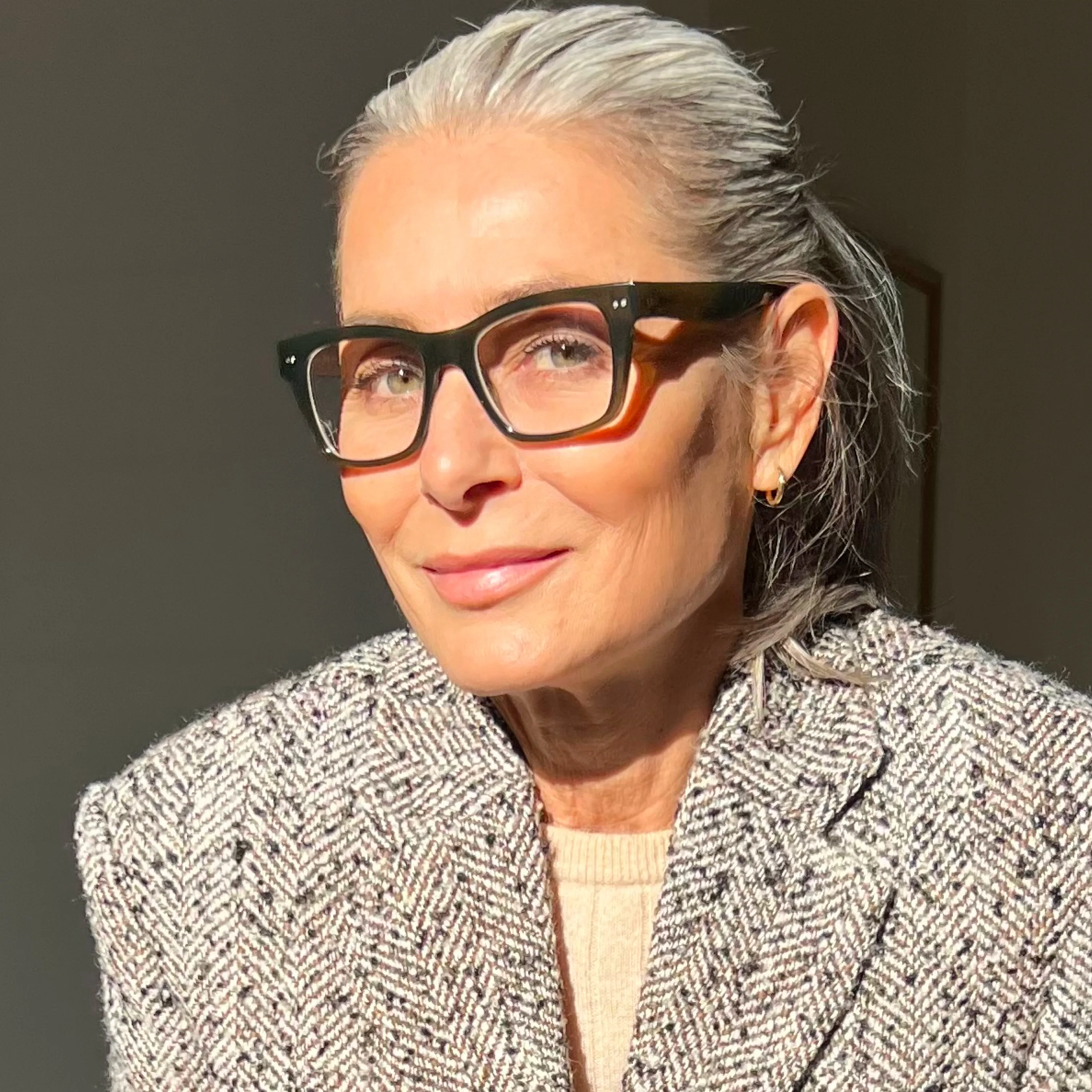 Customer wearing LOOK OPTIC Cosmo readers