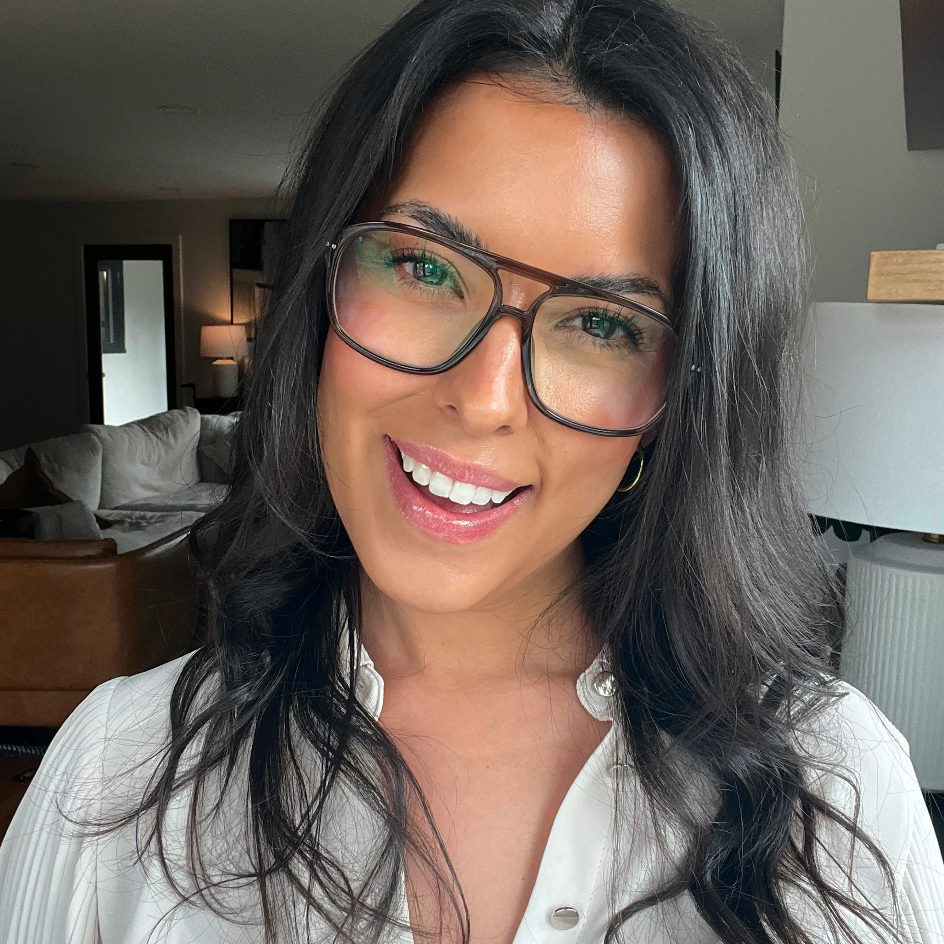 Customer wearing LOOK OPTIC Davis readers