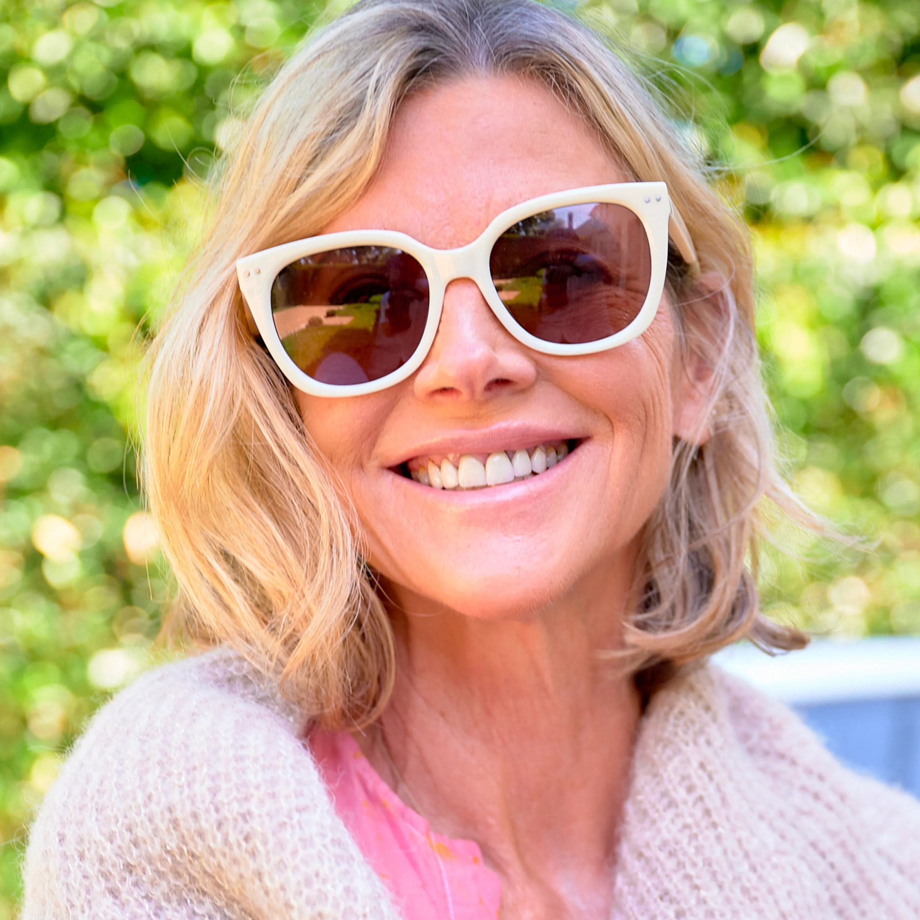 Customer wearing LOOK OPTIC Evita readers