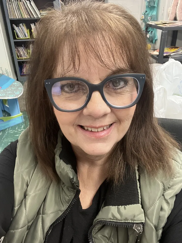 Jerri wearing LOOK OPTIC Evita frames with dark rims