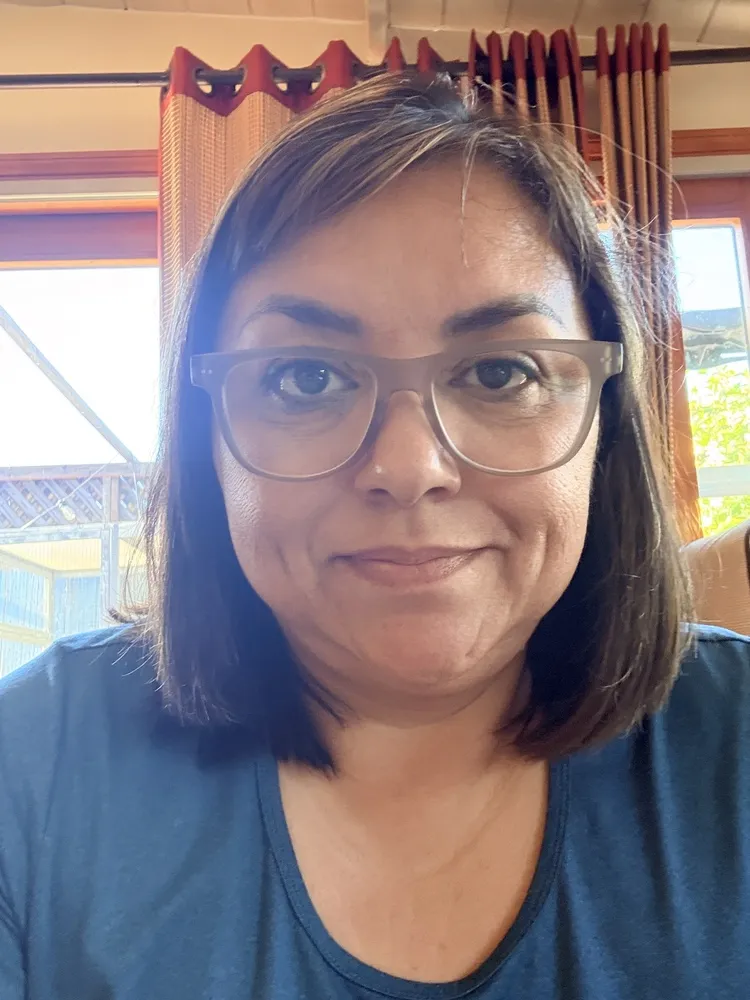 Nallely wearing LOOK OPTIC Laurel Progressives with light frames, in a teal top