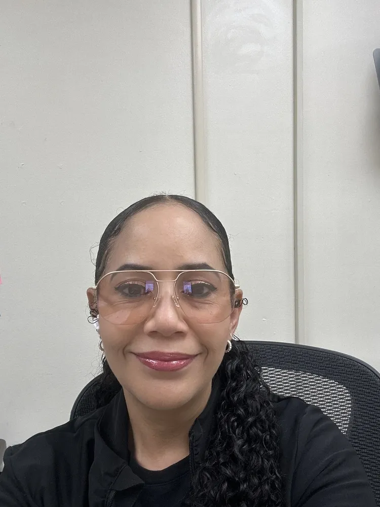 Ramonda wearing LOOK OPTIC Muse readers with dark frames