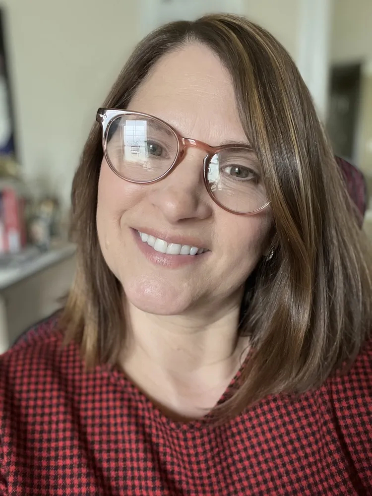 Sarah wearing LOOK OPTIC Abbey Progressives with tortoiseshell frames, in a red plaid shirt