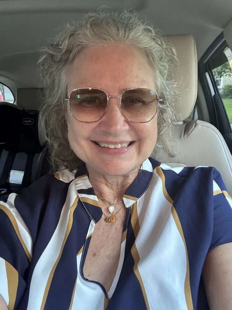 Stacy wearing LOOK OPTIC Gina readers with brown gradient tinted lenses, in the car