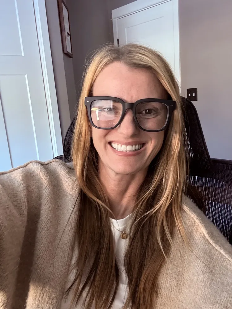 Stefanie wearing LOOK OPTIC Laurel Progressives with dark frames in a bright room
